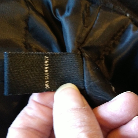 GUC. $$❤️❤️☘️Black hooded jacket two pockets in the front pre-owned. - Picture 7 of 7